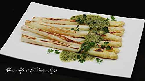 Asperges grillées à la plancha, vinaigrette aux fines herbes et ail des ours.