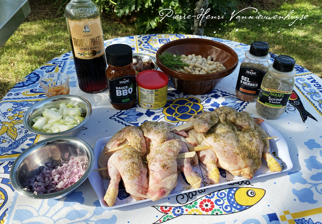 Coquelets grillés en crapaudine à la vendéenne, sauce à la diable et ses Mogettes au jambon de Vendée.