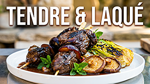Brochettes d’onglet de bœuf grillées sauce marinade au miso, shiitake et prunes
