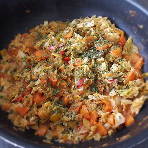 Chou sauté aux carottes, poivron et épices