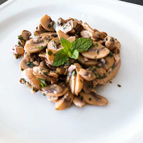 Salade de champignons aux herbes fraîches et à la moutarde