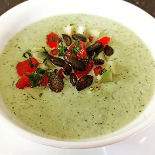 Soupe froide de concombre au tahini et graines de courges épicées