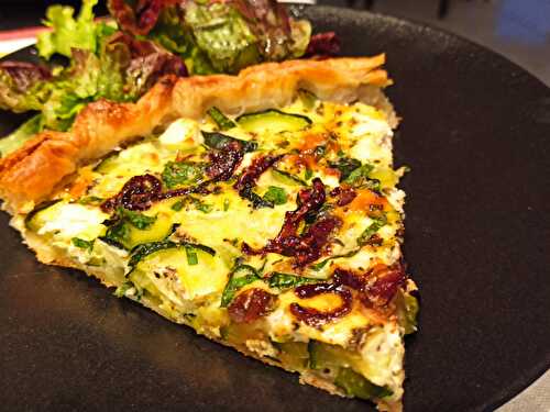 Tarte à la courgette, feta et oignons caramélisés