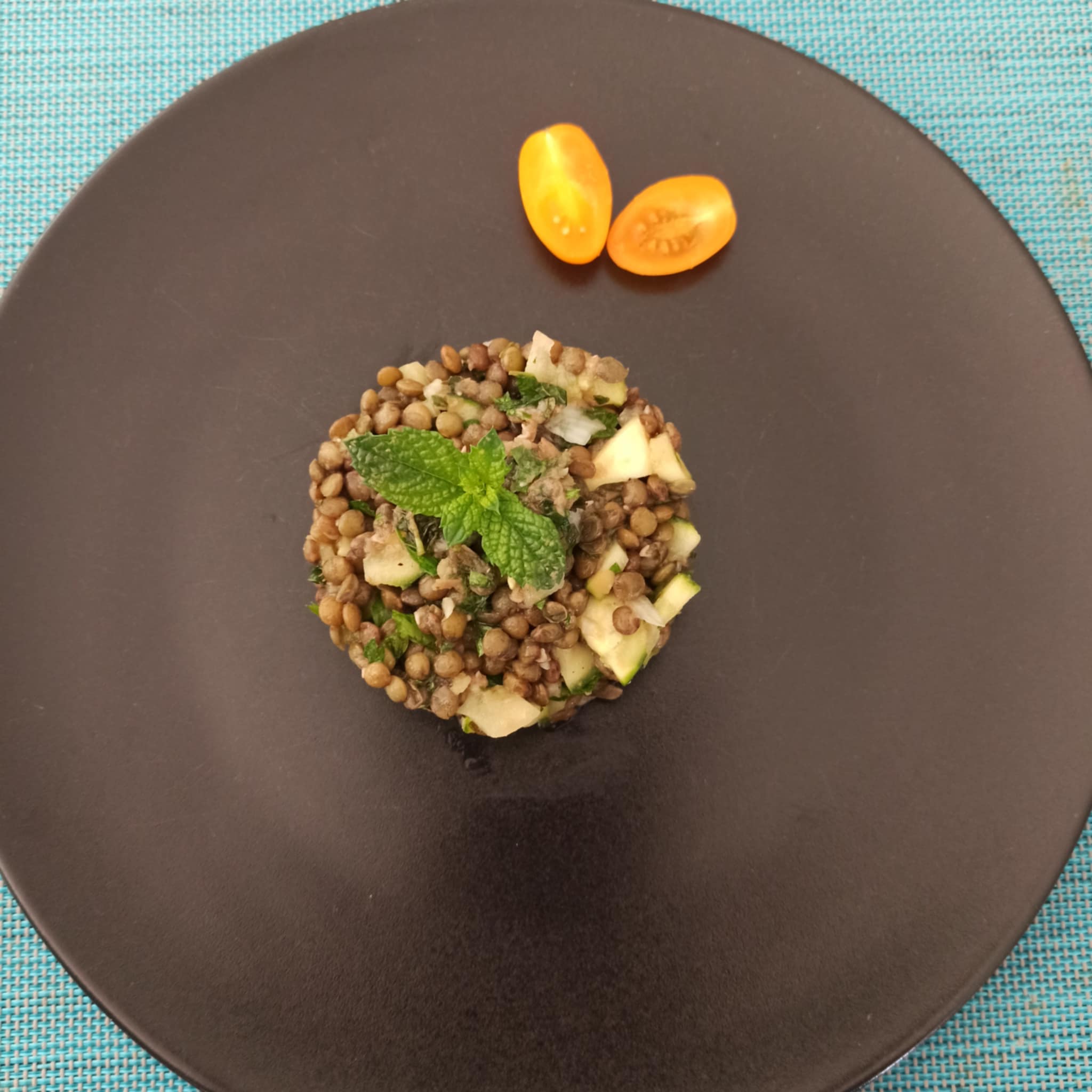 Salade de lentilles, courgettes crues et citron confit