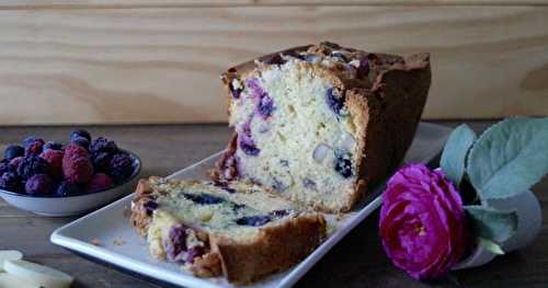 Cake aux fruits rouges, amandes et chocolat blanc