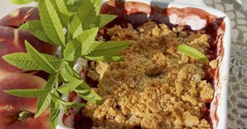 Crumble de pêches-fraises et verveine