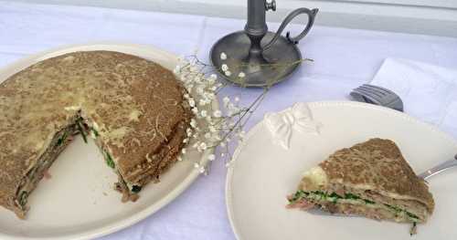 Gâteau de crêpes salées sans gluten aux champignons, épinards, jambon et comté