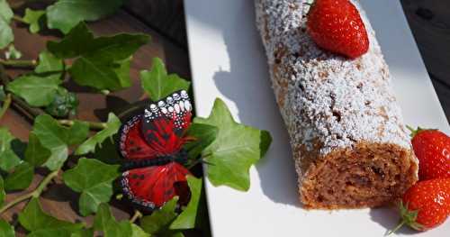 Gâteau roulé aux biscuits roses et à la confiture 