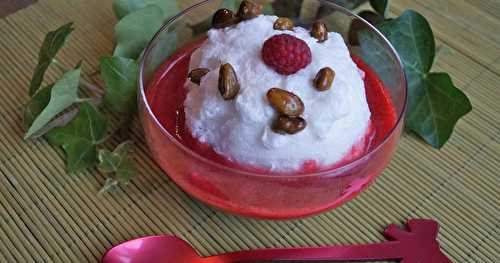 Île flottante aux fruits rouges et aux pistaches