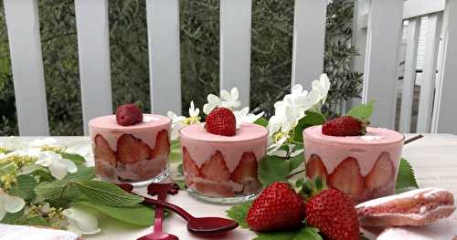 Mousse de fraises aux biscuits roses