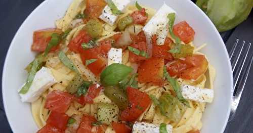 Pâtes fraîches aux tomates, à la feta et au basilic