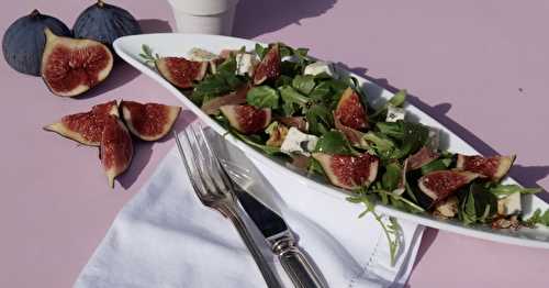 Salade automnale aux figues, noix, jambon et bleu