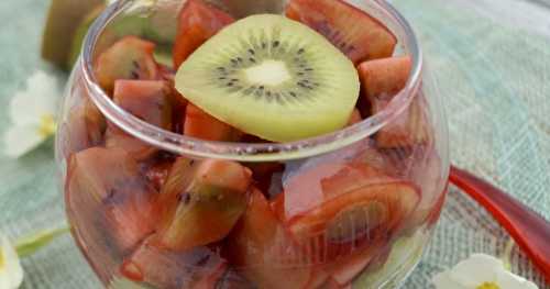 Salade de kiwis au coulis de framboise