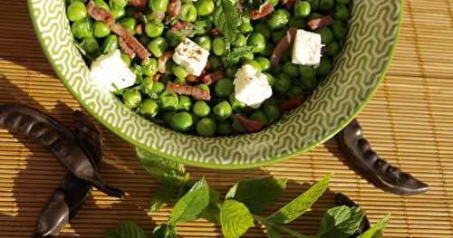 Salade de petits pois, lardons, feta et menthe