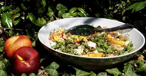 Salade de roquette, nectarine, speck, feta et pignons