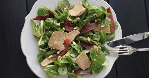 Salade périgourdine au foie gras, asperges et magret fumé