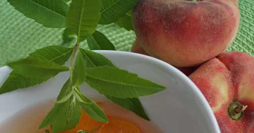 Soupe de pêches ou nectarines glacée à la verveine