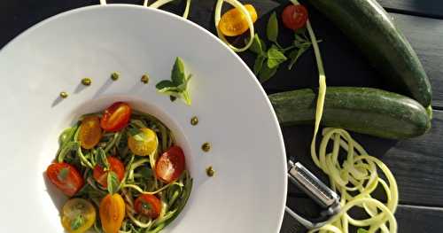 Spaghetti de courgettes au pesto et aux tomates cerises