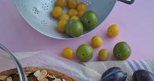 Tarte aux 3 prunes, spéculoos et amandes