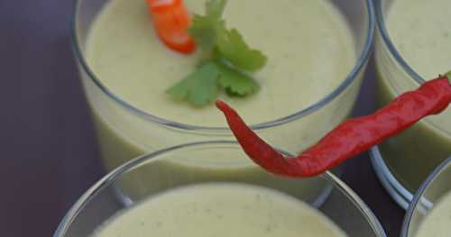 Velouté avocat-coriandre-coco aux crevettes