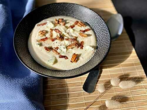 Velouté de chou-fleur au bleu, lard et noix de Pecan caramélisé au sirop d'érable