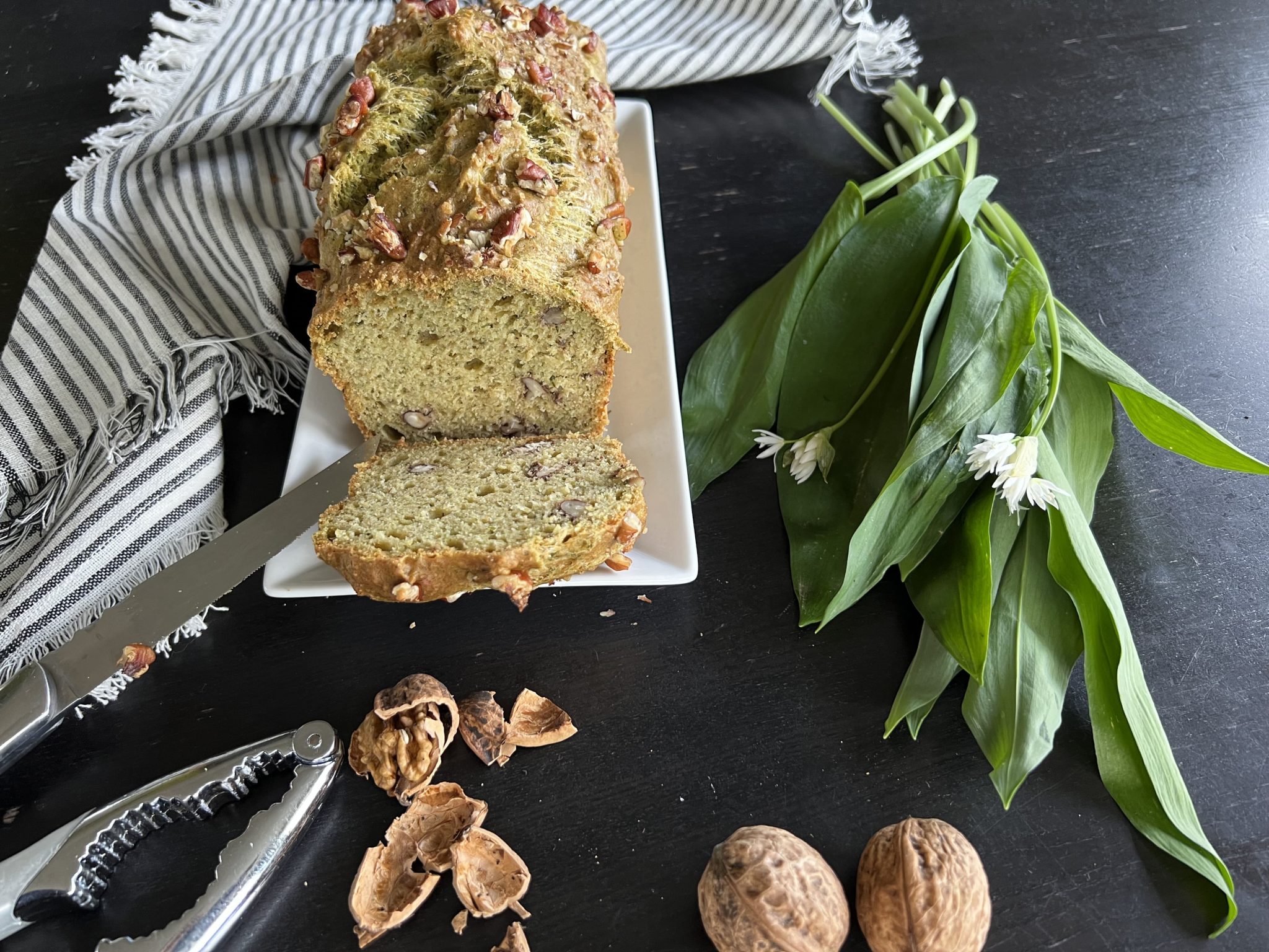 Cake salé aux noix et à l'ail des ours 