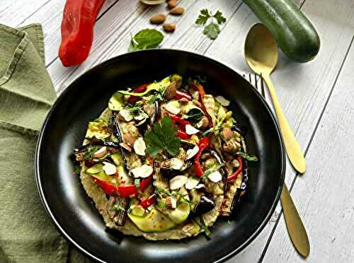 Assiette de légumes grillés, houmous et amandes