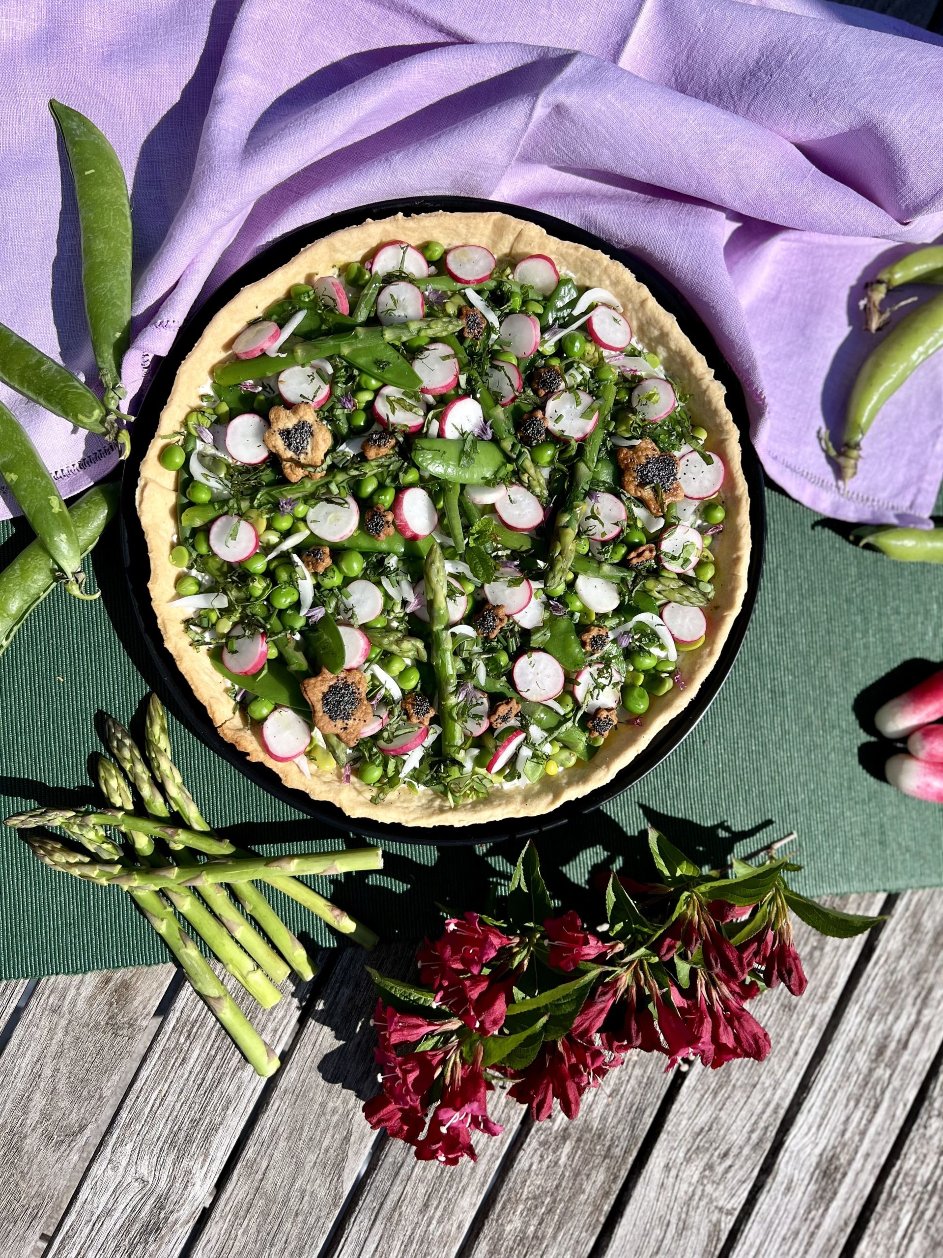 Tarte sans cuisson aux légumes de printemps
