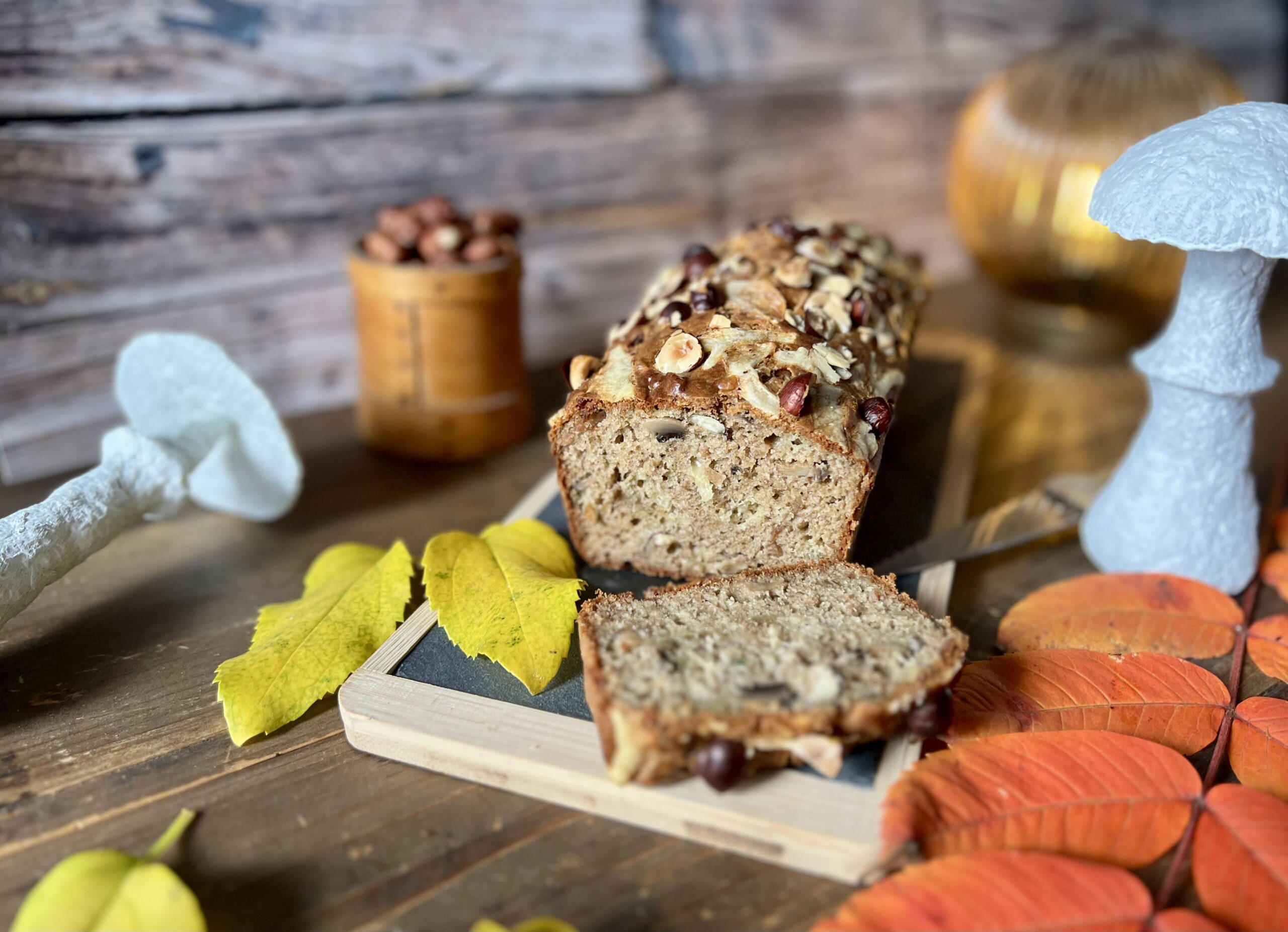 Cake aux champignons, jambon et noisettes