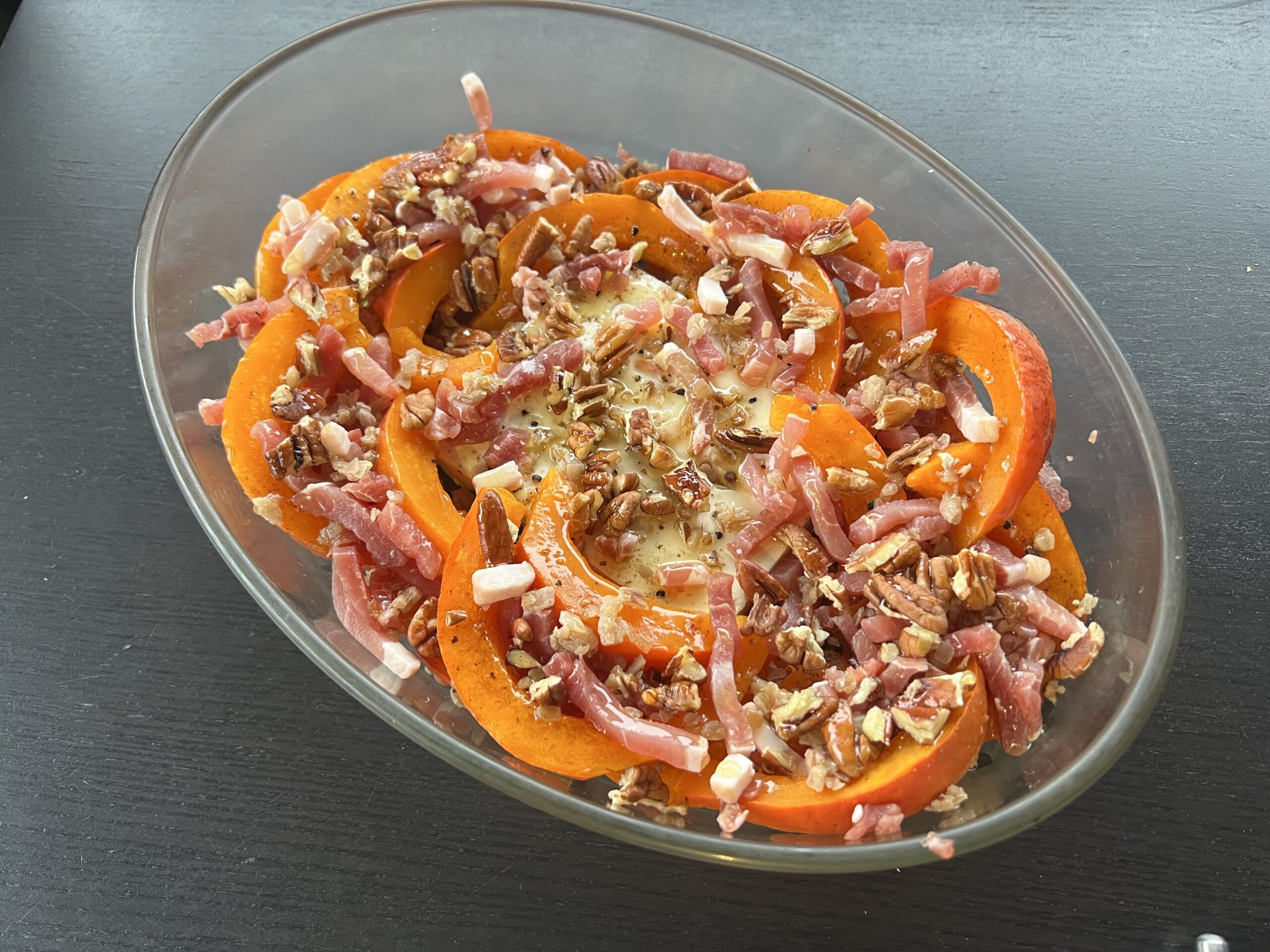 Potimarron rôti à la feta, noix et lardons