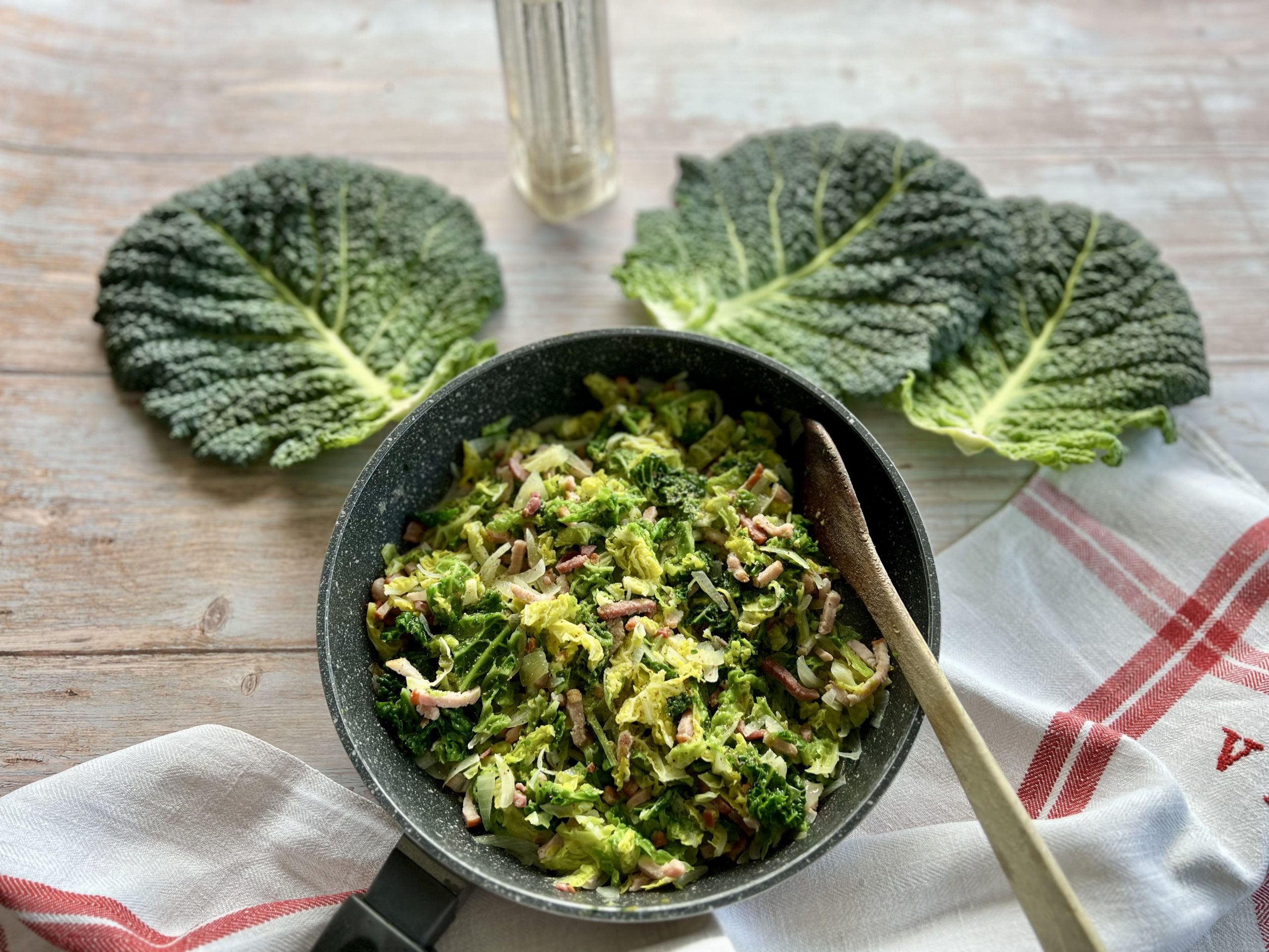 Poêlée de chou vert aux lardons