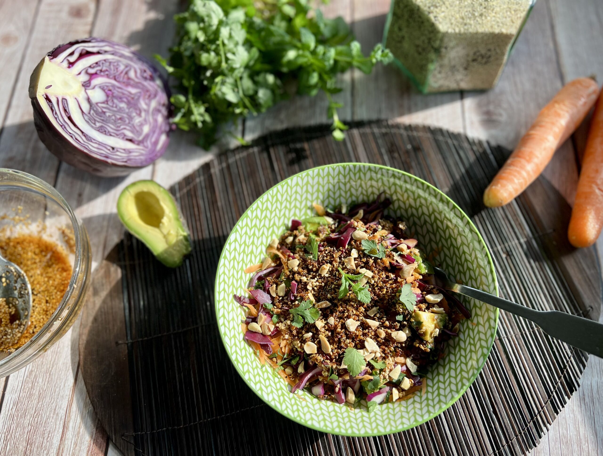 Salade de chou rouge, carotte, avocat et quinoa croustillant