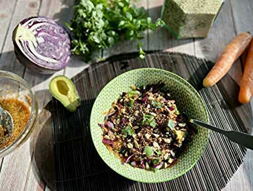 Salade de chou rouge, carotte, avocat et quinoa croustillant