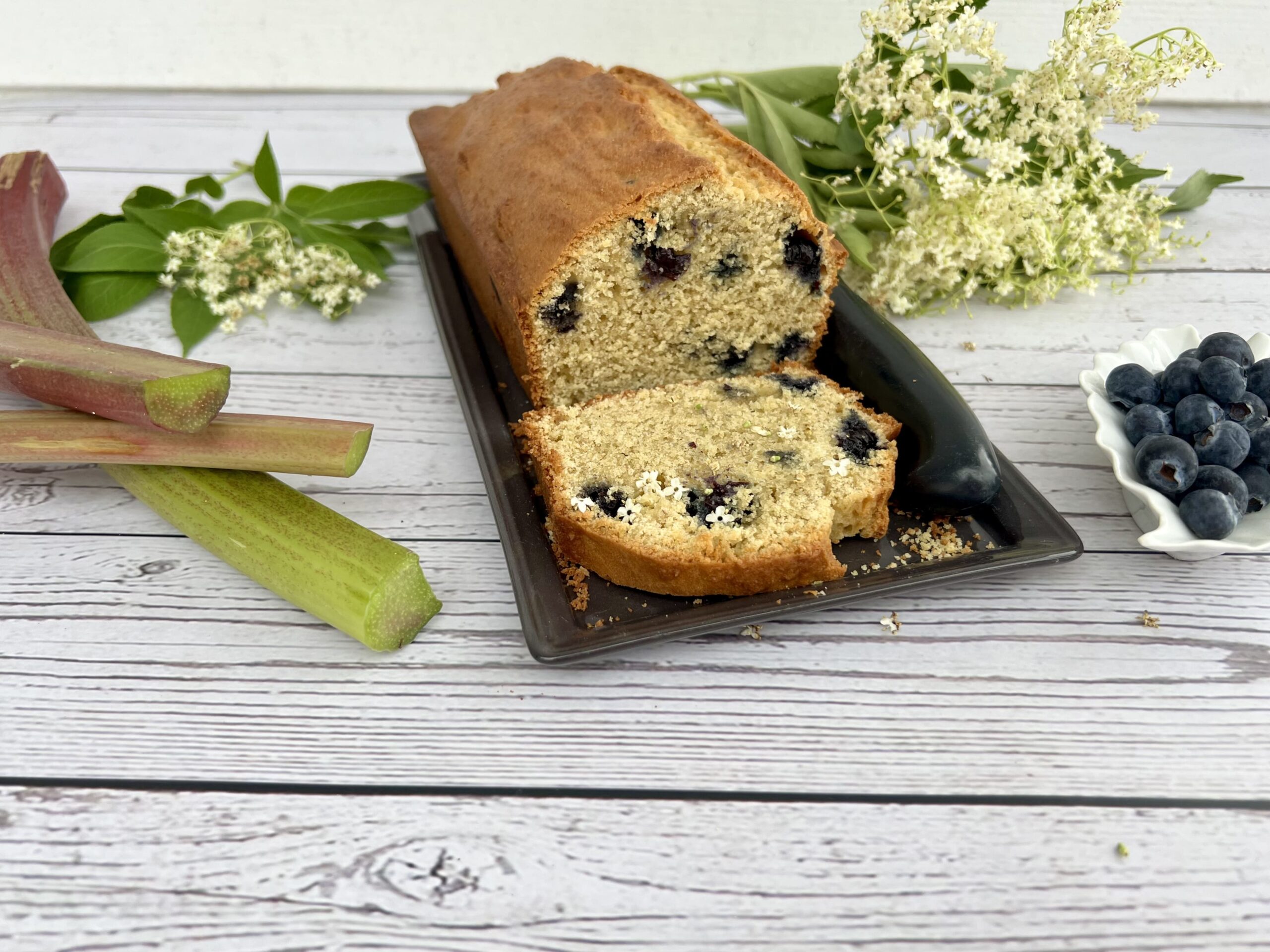 Cake rhubarbe, myrtilles, fleur de sureau