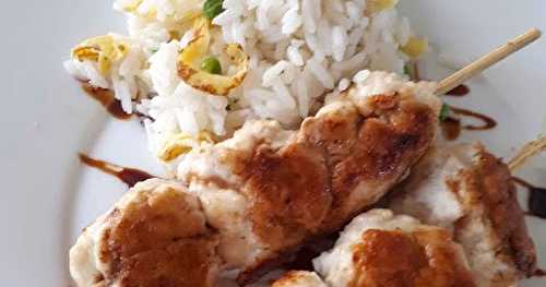 Boulettes de poulet façon brochettes japonaises et riz sauté