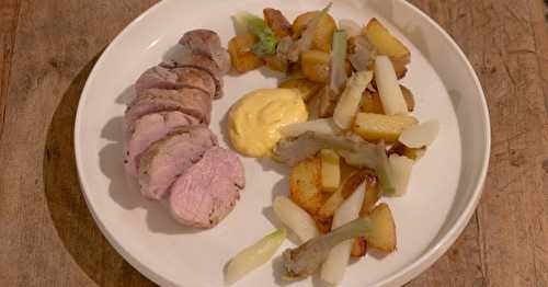 Filet mignon de porc, asperges blanches, artichauts, pommes sautées, sauce hollandaise