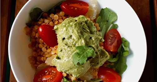 Lentilles corail en salade, crème d'avocat au pesto / vegan