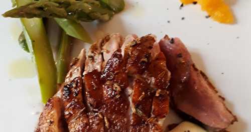 Magret de canard à l'orange et l'anis étoilé, asperges vertes et girolles