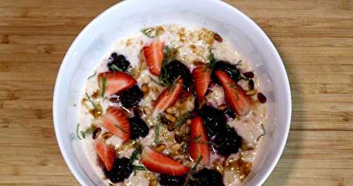 Porridge au lait infusé à la camomille, miel, dattes et fruits frais