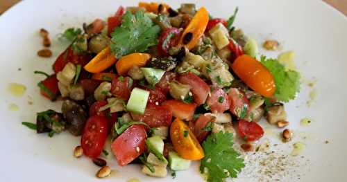 Salade d'aubergines, tomates, concombre, citron et tahini 