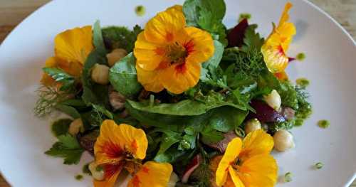 Salade de capucines, épinards, champignons, pesto de feuilles de capucines