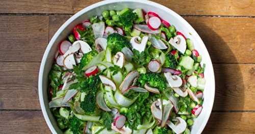 Salade de printemps, asperges et petits pois crus