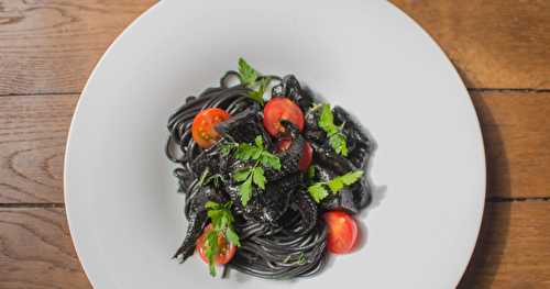 Seiches à l'encre, spaghetti et tomates cerises