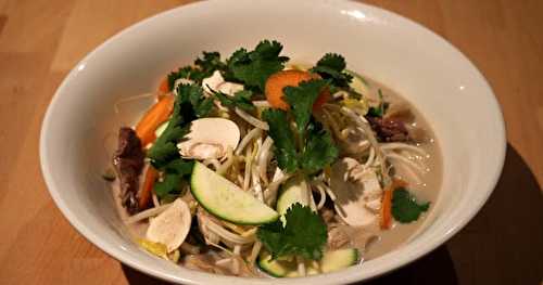 Soupe de nouilles de riz au boeuf, légumes, thé vert, citronnelle, gingembre et lait de coco