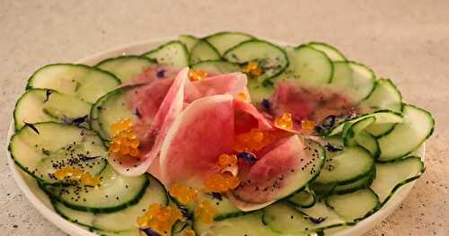 Carpaccio de concombre et radis roses d'hiver, œufs de saumon