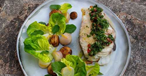 Queue de cabillaud au four, sauce aux herbes, navets glacés et vinaigrette au curcuma et agrumes