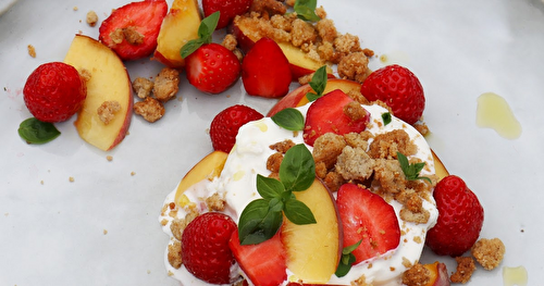 Burrata crémeuse, fraises et pêches, crumble au sarrasin, origan frais, huile d'olive et poivre de timut