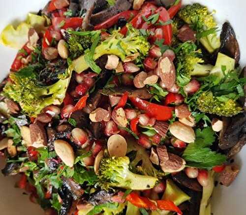 Salade de brocolis, champignons, poivrons rouges et amandes torréfiées