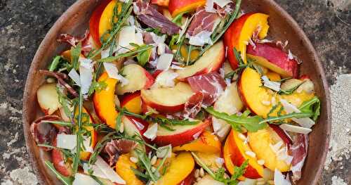 Salade de brugnons et roquette,  coppa et pignons, copeaux de parmesan