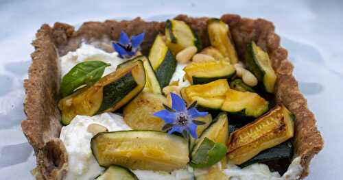 Tarte  au sarrasin, courgettes fondantes, crème de chèvre frais et basilic, pignons grillés